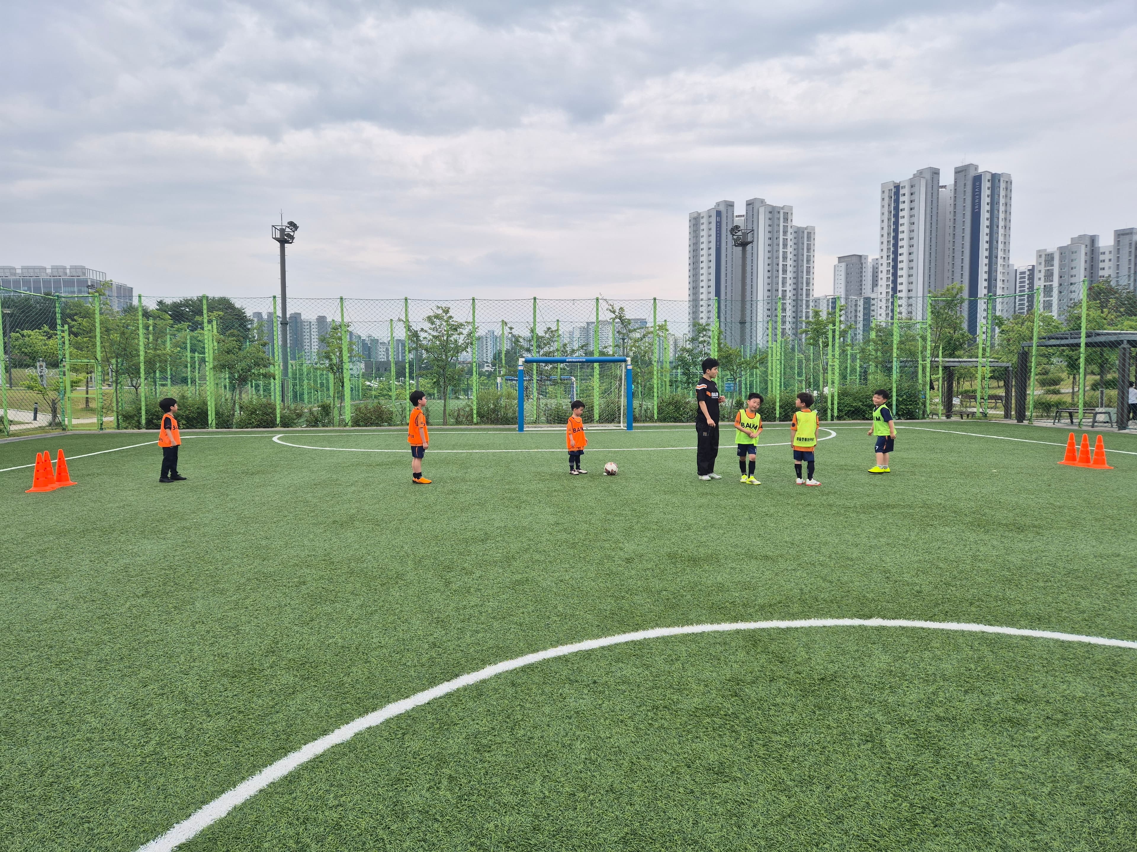 야외구장에서 진행되는 축구 수업